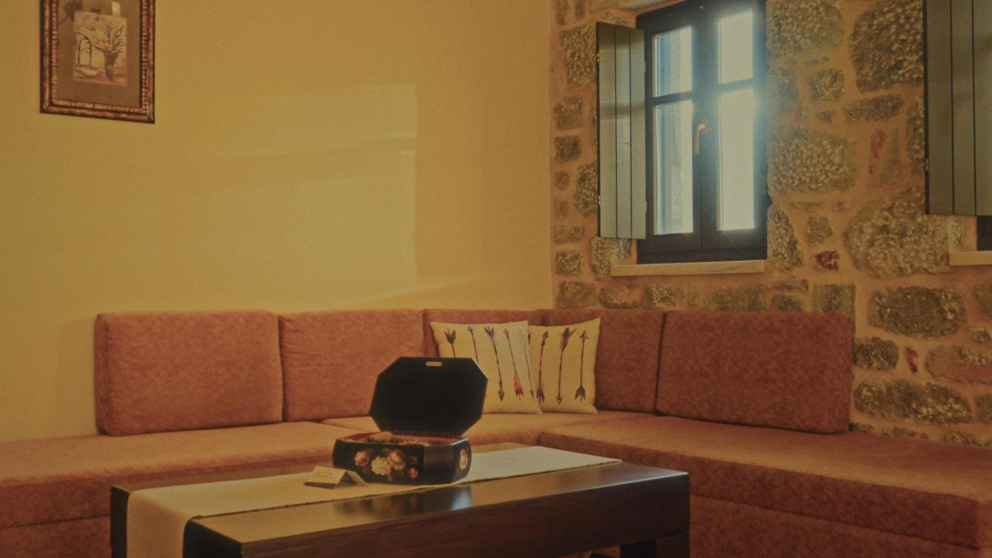Onar Mani Suites Néon Oítilon Kültér fotó