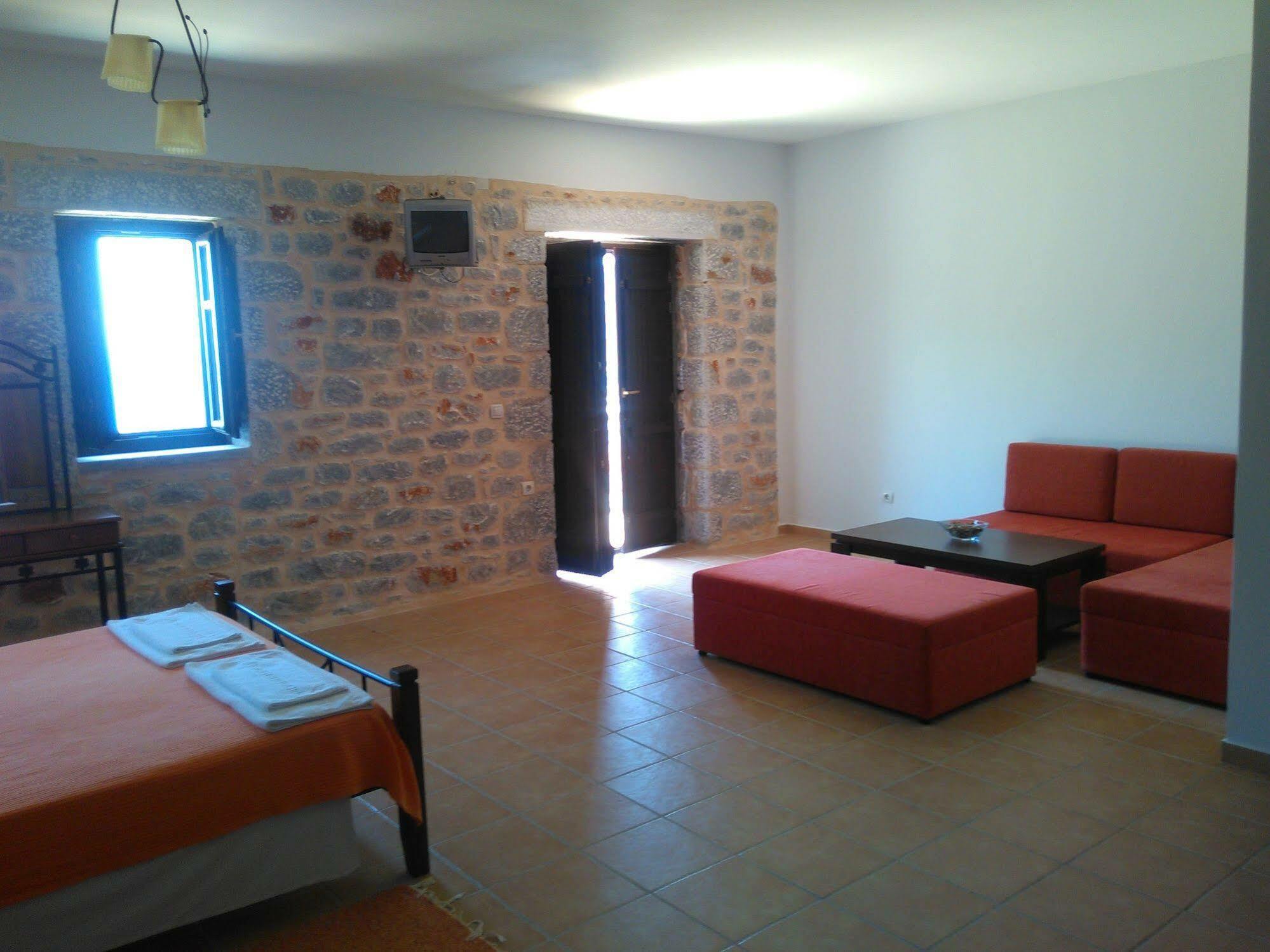 Onar Mani Suites Néon Oítilon Kültér fotó