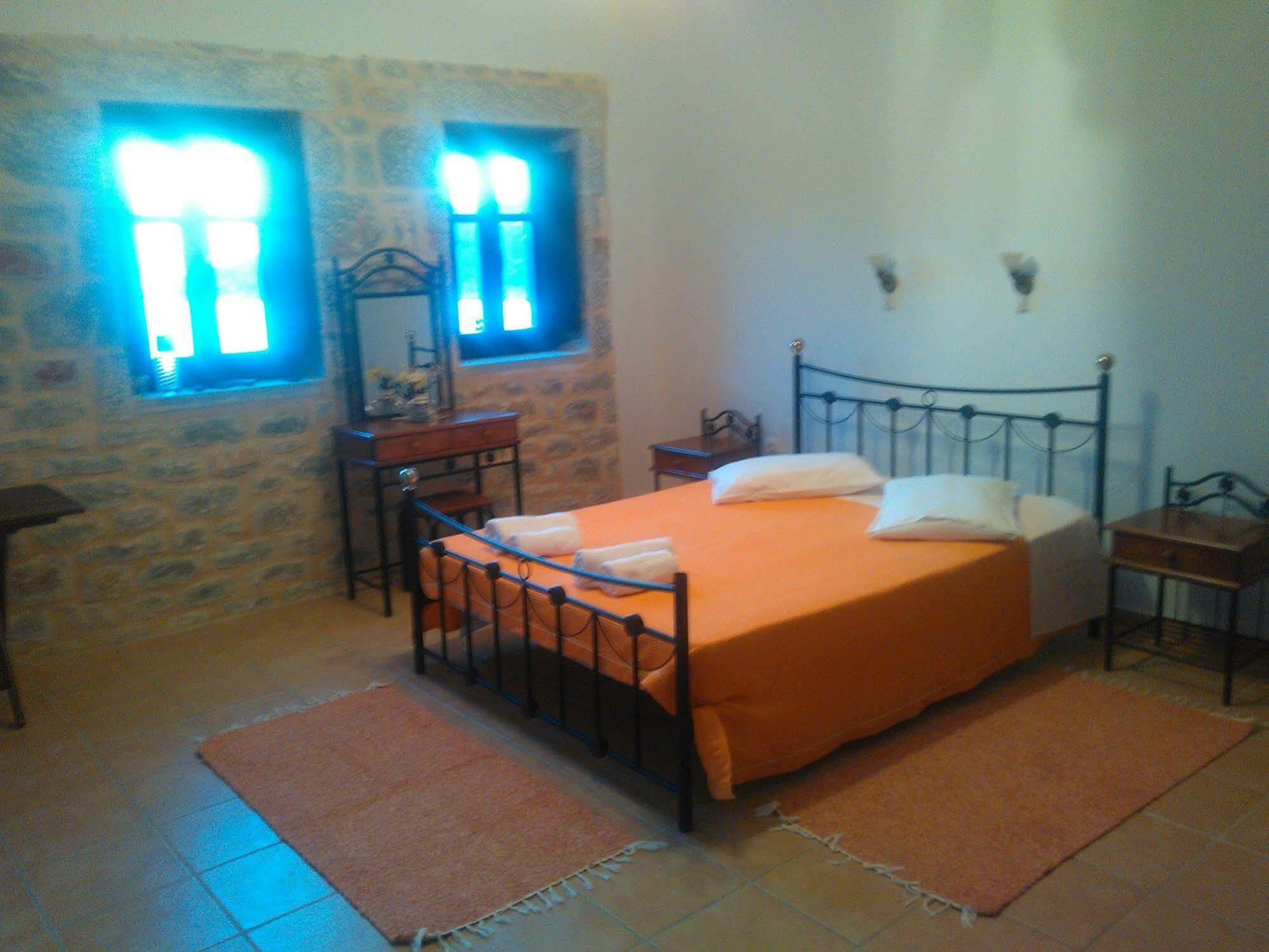 Onar Mani Suites Néon Oítilon Kültér fotó